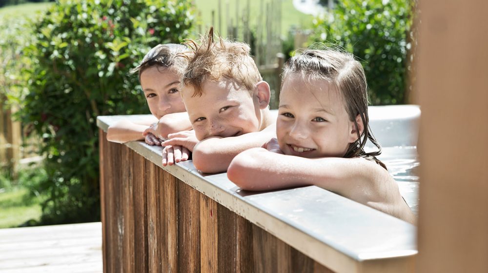 Holzlebn outdoor bathtub for children