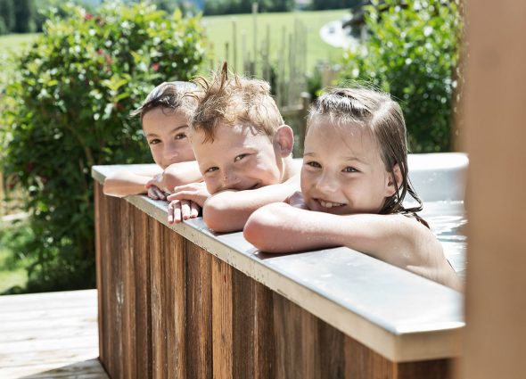 Holzlebn outdoor bathtub for children