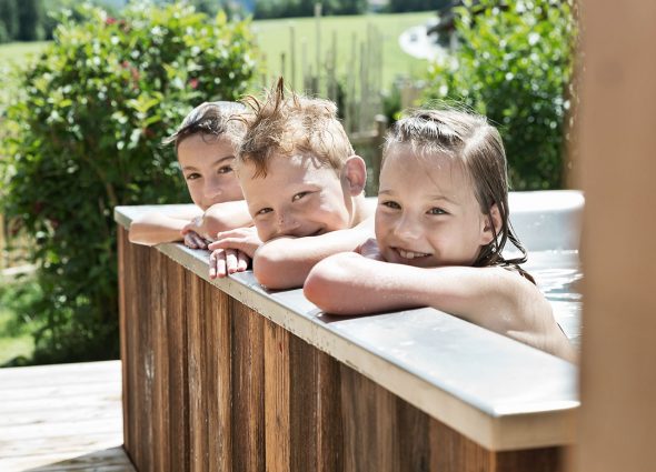 Holzlebn outdoor bathtub for children Holzlebn outdoor bathtub for children