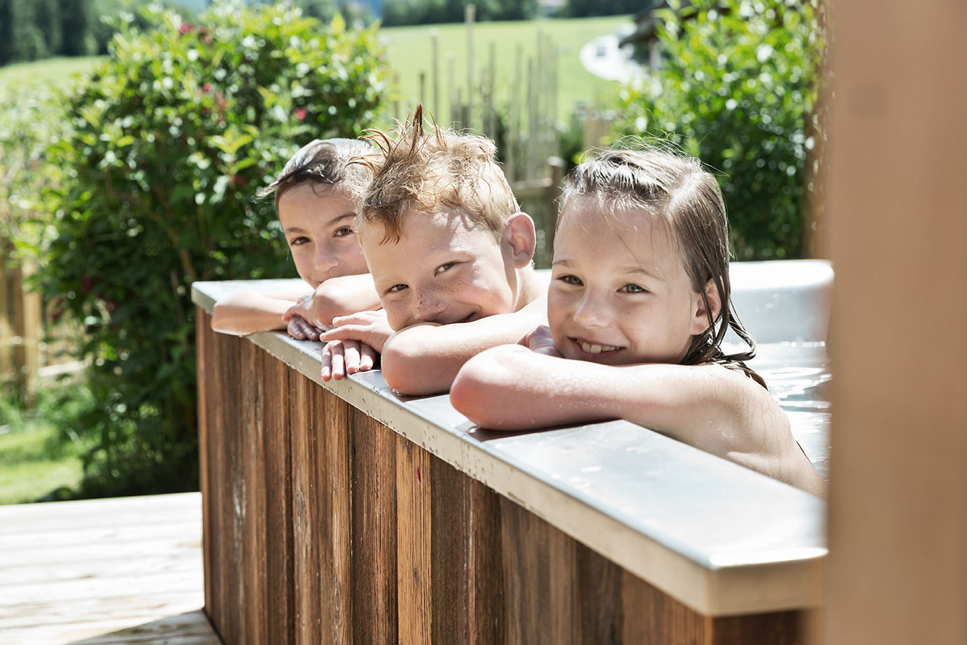 Holzlebn outdoor bathtub for children