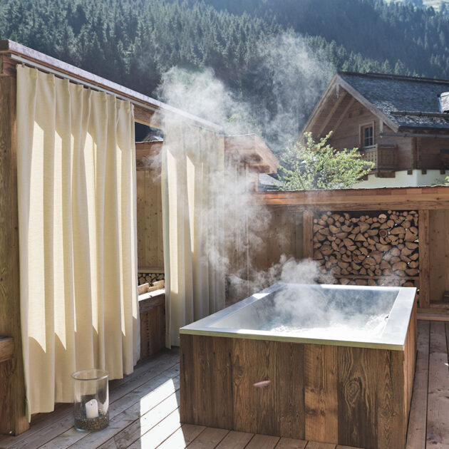 Outdoor bathtub