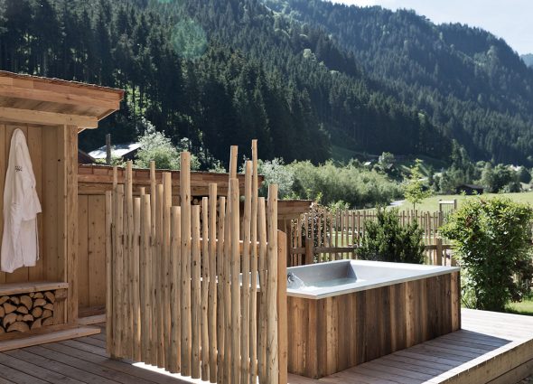 Holzlebn outdoor bathtub summer