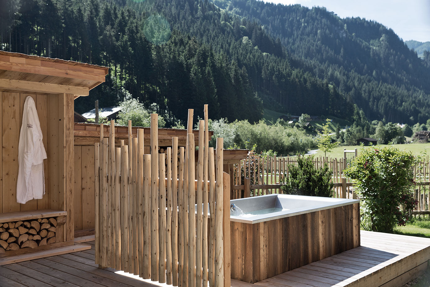Holzlebn outdoor bathtub summer