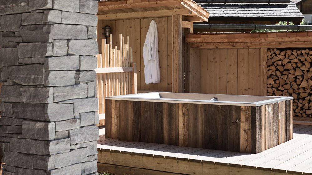 Outdoor bathtub