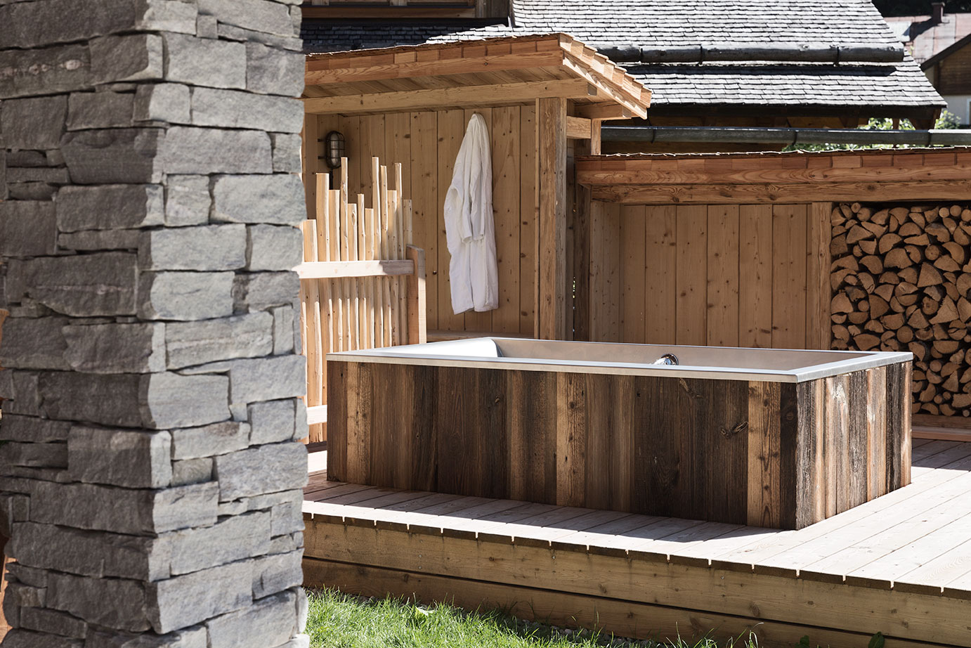 Outdoor bathtub