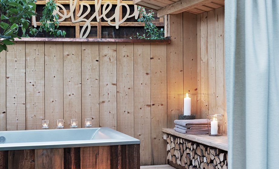Outdoor bathtub