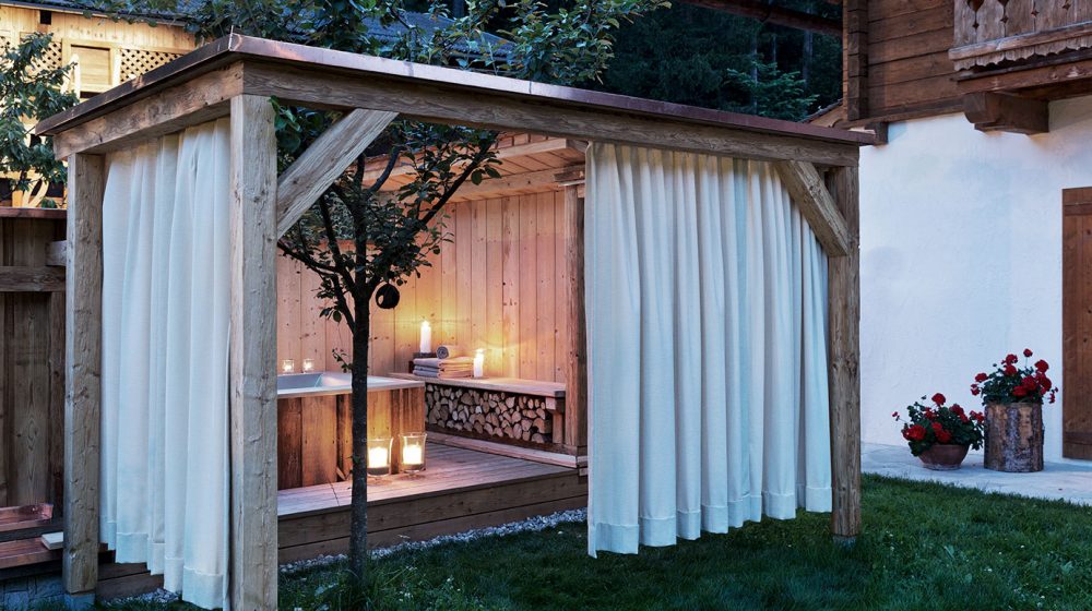 Outdoor bathtub