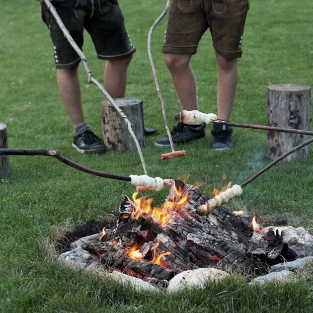 Lagerfeuer im Feriendorf Holzleb'n