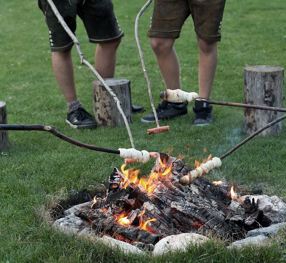 Lagerfeuer im Feriendorf Holzleb'n