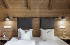Chalet Schlafzimmer mit Zirbenholz
