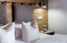 Chalet Schlafzimmer mit Zirbenholz
