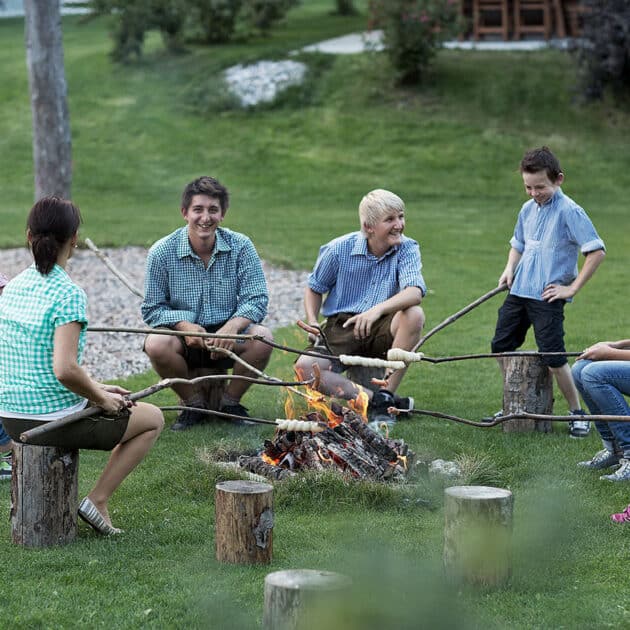 Lagerfeuer und Stockbrotgrillen im Bauernhofurlaub