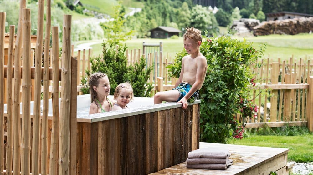 Badespaß für Kinder in den Außenbadewannen