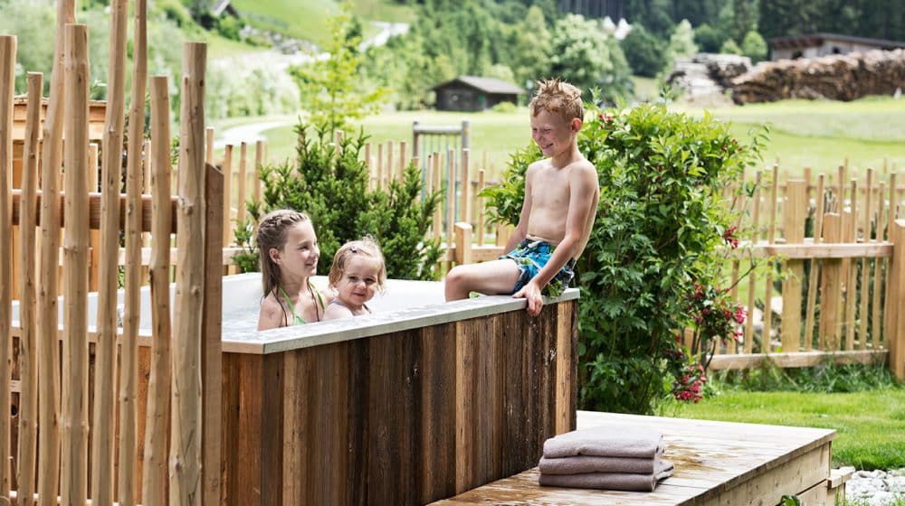 Bath tub outdoor