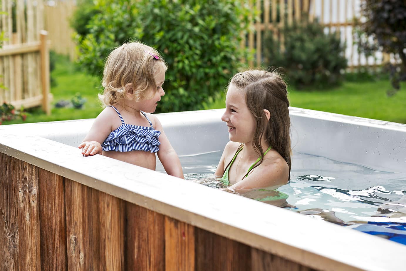 Badespaß für Kinder in den Außenbadewannen