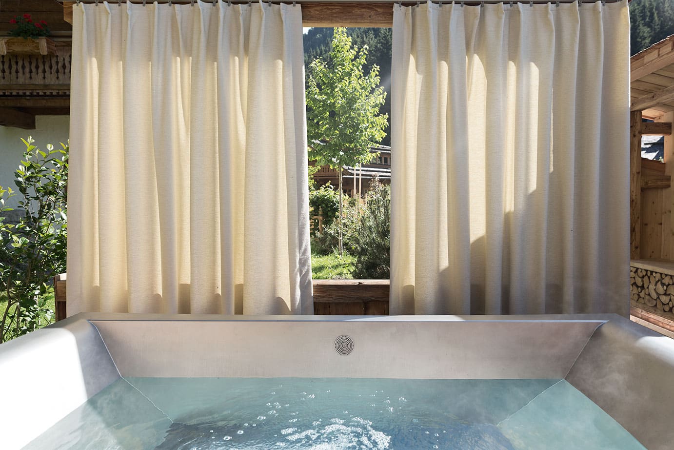 Bath tub outdoor