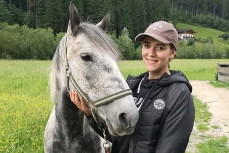 Foto Leoni-Reitlehrerin-450x300