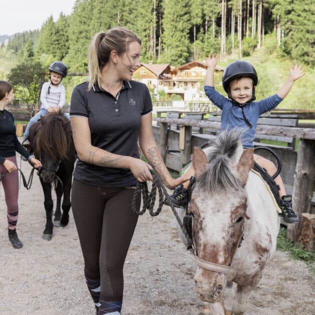 Ponyreiten im Feriendorf Holzleb'n, Großarl