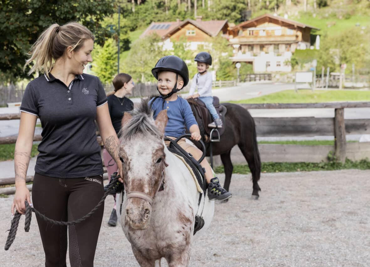 Reiten im Feriendorf Holzleb´n Reiten im Feriendorf Holzleb´n
