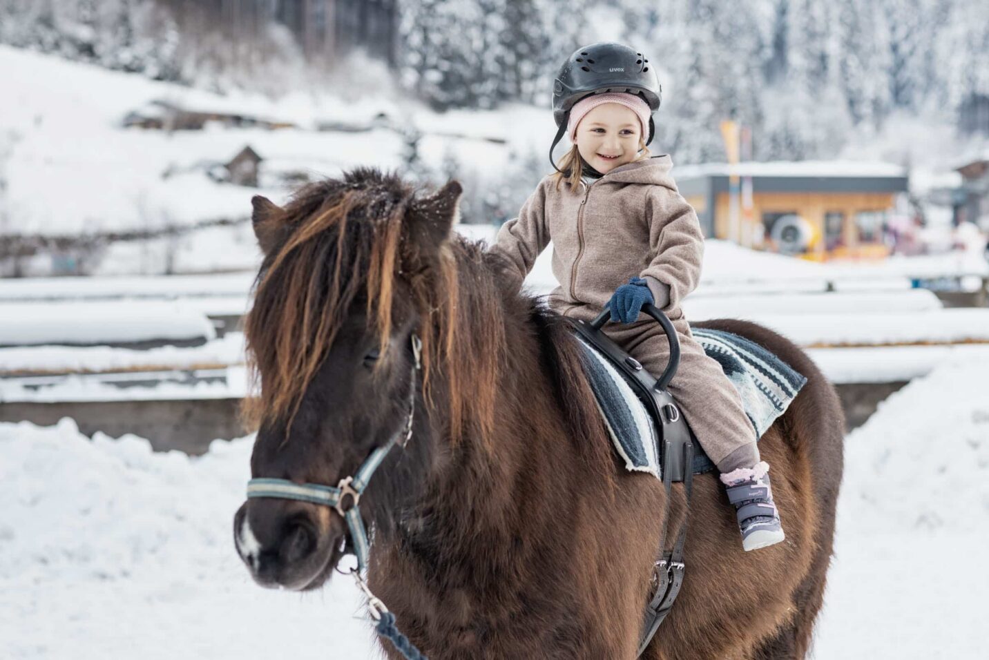 Ponyreiten für Kinder im Winter