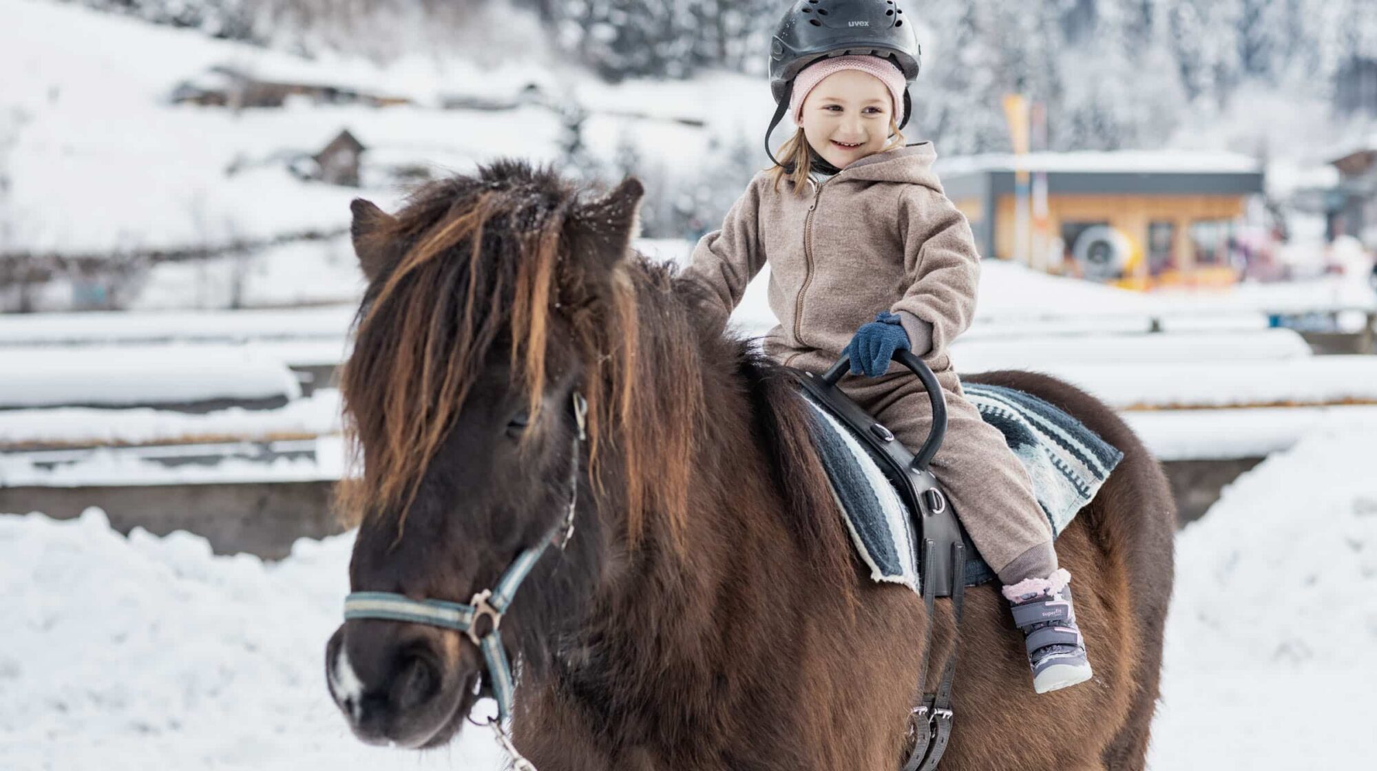 Ponyreiten für Kinder im Winter