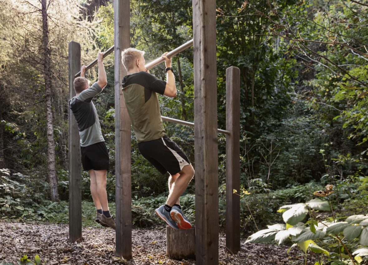 Fitnessgeräte im Wald