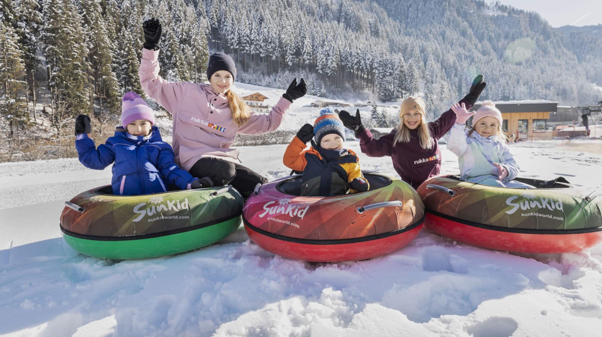 Erlebniswiese im Schnee - ein Riesen Spielplatz im Winter