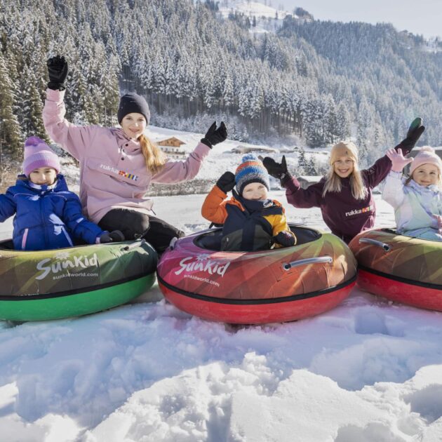 Erlebniswiese im Schnee  - ein Riesen Spielplatz im Winter