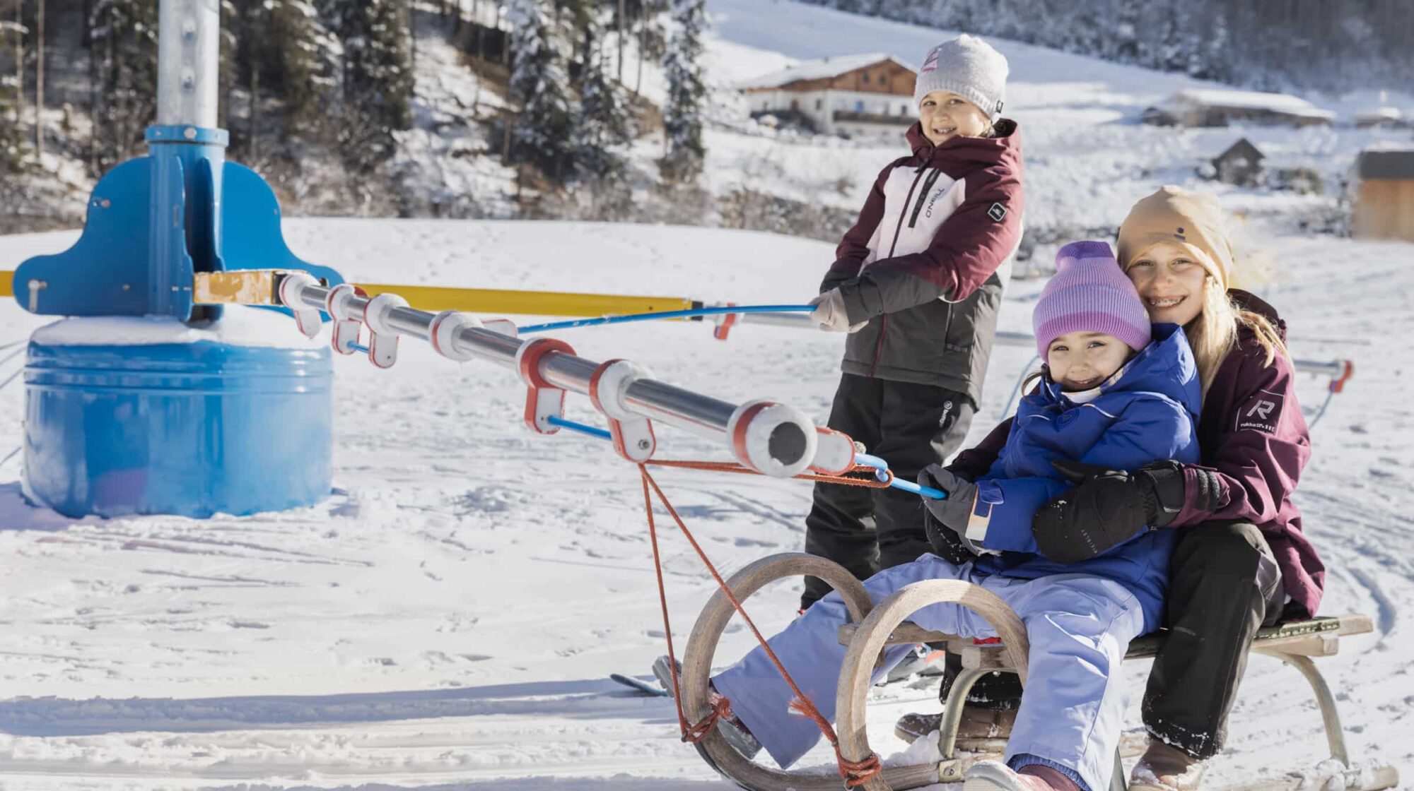 Erlebniswiese im Schnee - ein Riesen Spielplatz im Winter