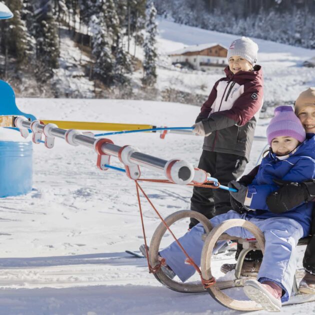 Erlebniswiese im Schnee  - ein Riesen Spielplatz im Winter