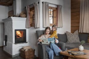 Gemütliche Stunden am Kamin im eigenen Chalet